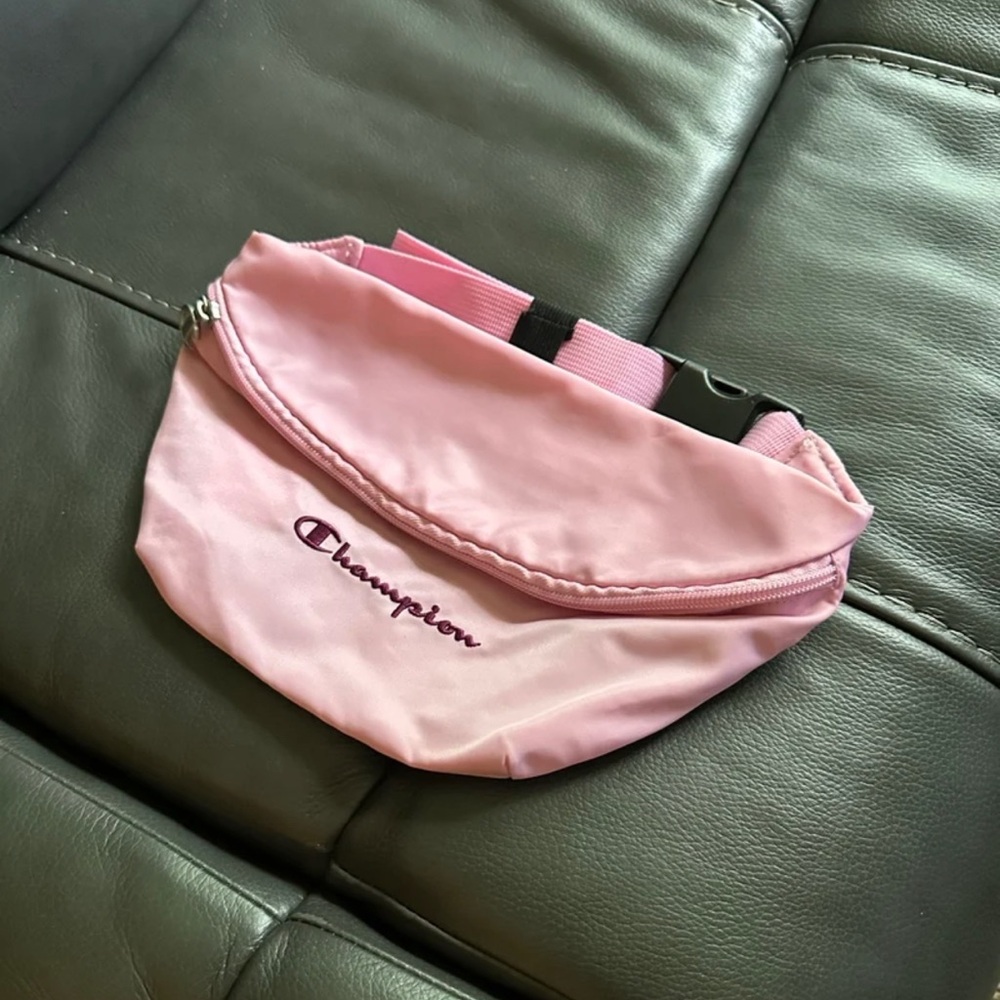 CHAMPION PINK BAG FANNY PACKWITH BUCKLE AND ADJUSTABLE BELT LIKE NEW